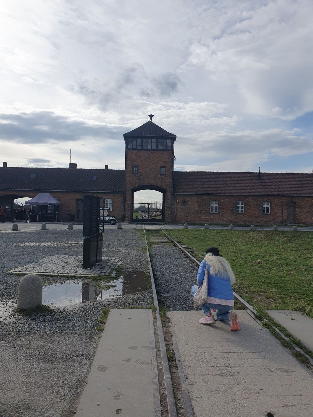 Ingrid lägger 3 hjärtan i Auschwitz Birkenau